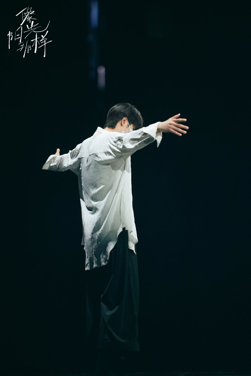 wangyeberr's tweet photo. he’s so fcking gorgeous 😭😭😭 #WangYibo_LiketheSunshine https://t.co/kizLbsPrMk