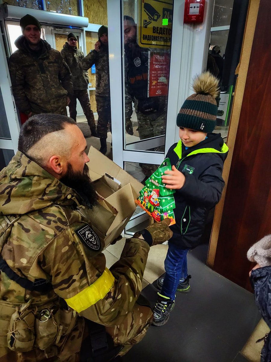 VadymVietrov's tweet photo. Alla vigilia del Anno Nuovo, i militari dell'81a brigata aeromobile delle forze armate Ucraine🇺🇦 si sono congratulati con i piccoli residenti della città di Kramatorsk a Donbas.
#SlavaUkraini #UkrainianAirAssaultForces
#AirAssaultForces #RussianAggression
#AirAssaultForcesHeroes https://t.co/pdWJiQSoIE