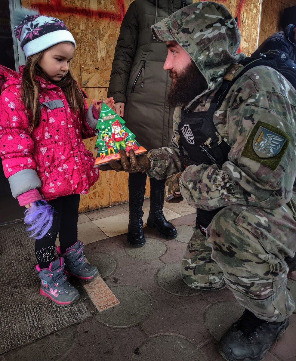 VadymVietrov's tweet photo. Alla vigilia del Anno Nuovo, i militari dell'81a brigata aeromobile delle forze armate Ucraine🇺🇦 si sono congratulati con i piccoli residenti della città di Kramatorsk a Donbas.
#SlavaUkraini #UkrainianAirAssaultForces
#AirAssaultForces #RussianAggression
#AirAssaultForcesHeroes https://t.co/pdWJiQSoIE
