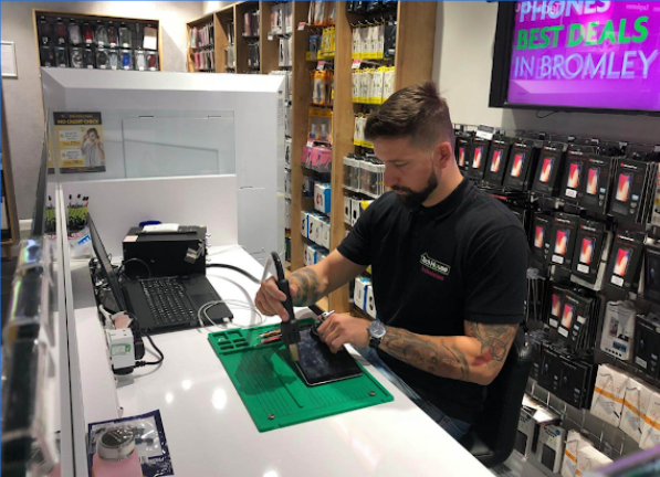 IphonesrepairUK's tweet image. Book your Samsung Screen Repair drop or call us at 020 8464 9124 in Bromley - techhouse.co.uk/book-a-repair/
#IphoneScreenRepairBromley
#SamsungScreenRepairHighWycombe
#RefurbishedGooglePixels