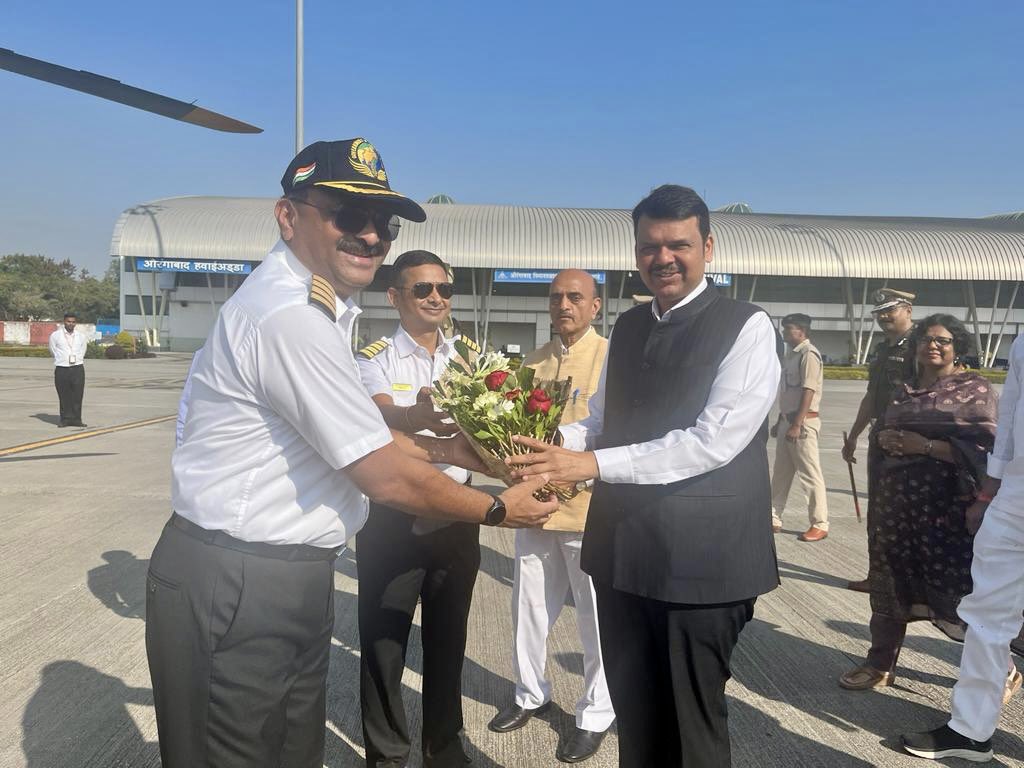 Devendra_Office's tweet photo. Enroute Beed DCM #DevendraFadnavis being welcomed this morning by Union Minister @DrBhagwatKarad , BJP National Secretary @VijayaRahatkar , other leaders in Sambhajinagar, this morning. 
@BJP4Maharashtra President @cbawankule too was present. https://t.co/4XEoh3496k