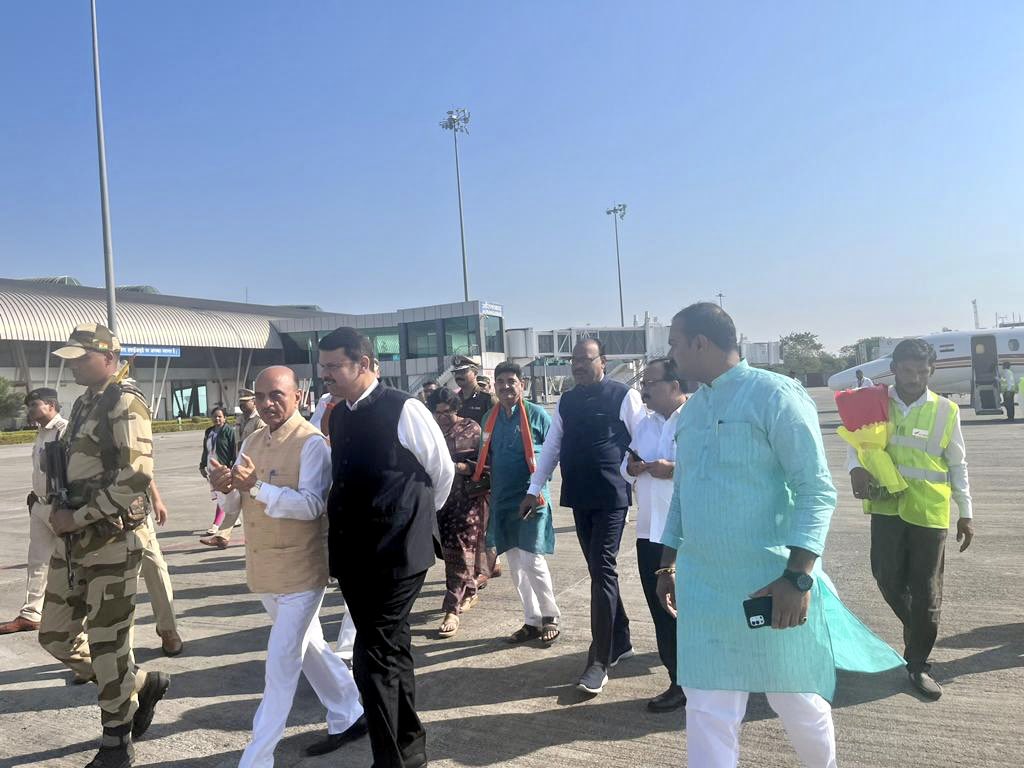 Devendra_Office's tweet photo. Enroute Beed DCM #DevendraFadnavis being welcomed this morning by Union Minister @DrBhagwatKarad , BJP National Secretary @VijayaRahatkar , other leaders in Sambhajinagar, this morning. 
@BJP4Maharashtra President @cbawankule too was present. https://t.co/4XEoh3496k