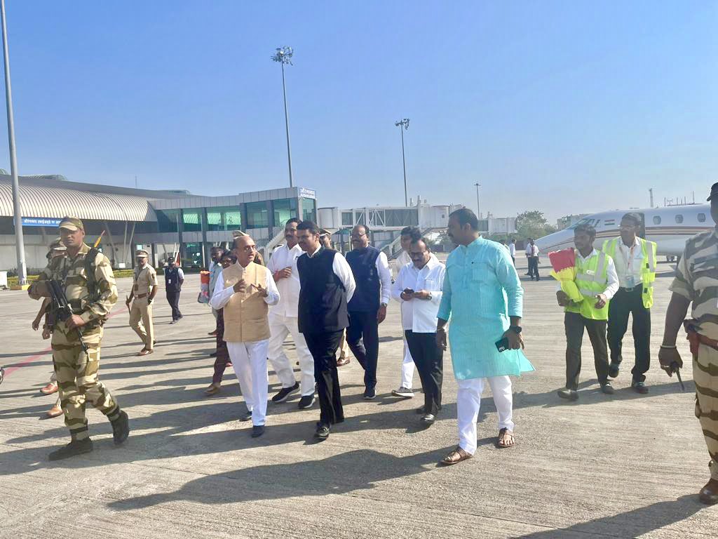 Devendra_Office's tweet photo. Enroute Beed DCM #DevendraFadnavis being welcomed this morning by Union Minister @DrBhagwatKarad , BJP National Secretary @VijayaRahatkar , other leaders in Sambhajinagar, this morning. 
@BJP4Maharashtra President @cbawankule too was present. https://t.co/4XEoh3496k