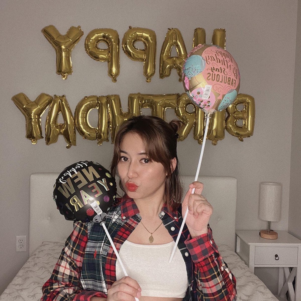 paumaverick's tweet photo. did you ever hear about the girl who got frozen? time went on for everyone, she won’t know it.

she’s still 23 inside her fantasy 🎂🎈
@taylorswift13 https://t.co/UIqX4tB4kQ