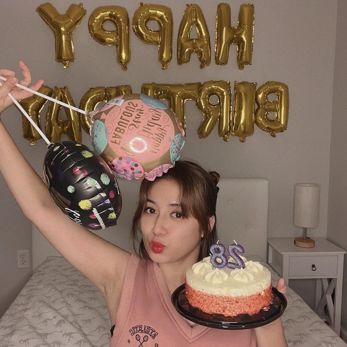 paumaverick's tweet photo. did you ever hear about the girl who got frozen? time went on for everyone, she won’t know it.

she’s still 23 inside her fantasy 🎂🎈
@taylorswift13 https://t.co/UIqX4tB4kQ