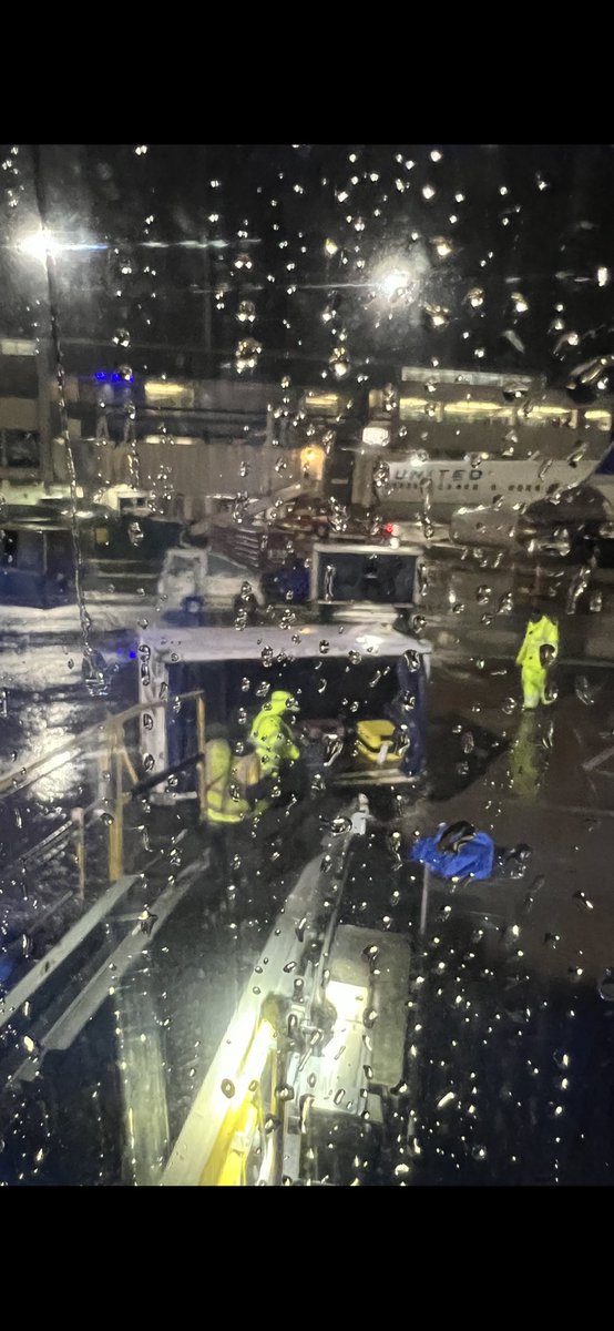 Huge 🙏 to all the United women and men working tirelessly in difficult weather conditions this holiday season to get everyone (and their bags) safely on their way 💙 #BeingUnited