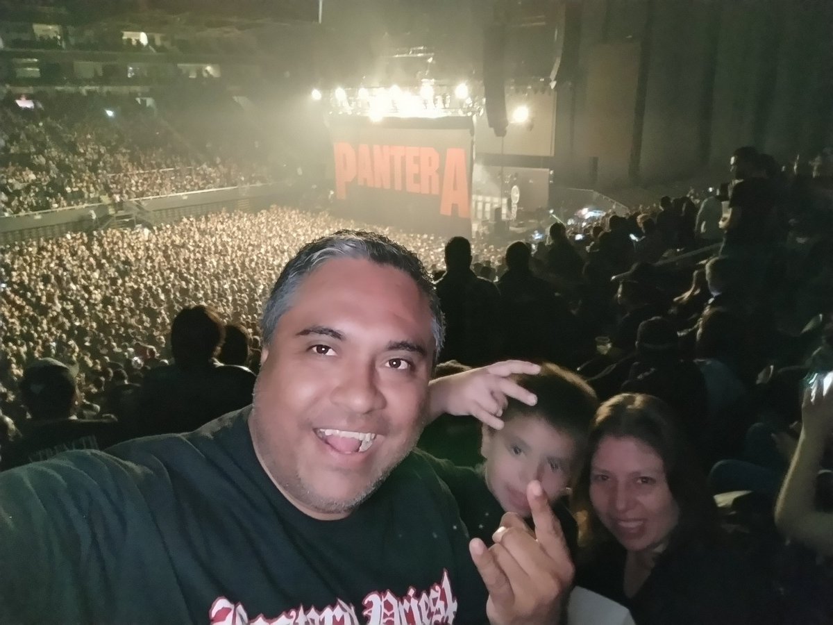 JoseCar99423035's tweet photo. @ConsueloDuval Y por supuesto fuimos en familia al Monterrey Metal Fest, mi esposa mi hijo y un servidor https://t.co/QGVGaE5b8C