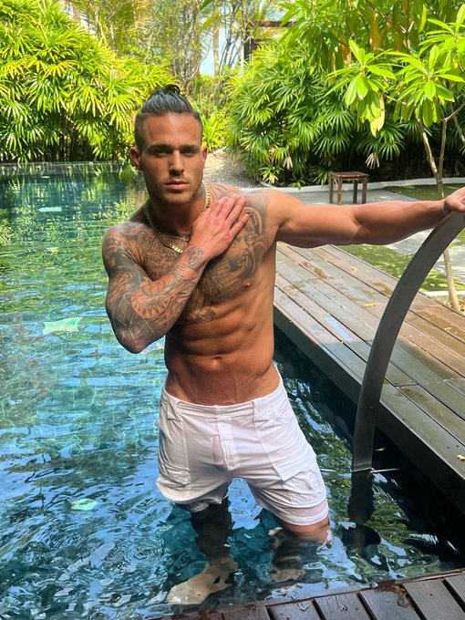 What&rsquo;s the first thing you saw 😘 https://t.co/zHemIWnQzC