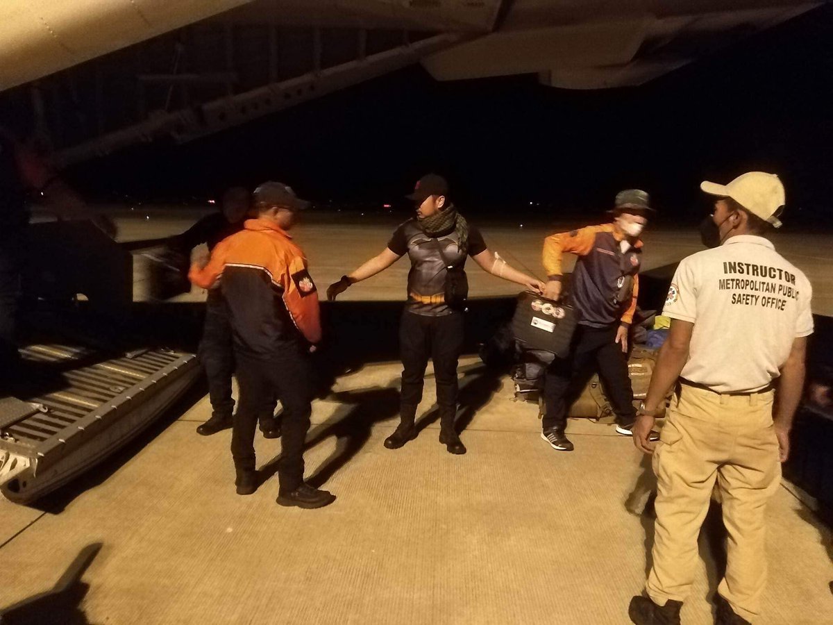 OCD10NorMin's tweet photo. 30 December 2022 - OCD 10 in coordination with the 10th FSSU, PA provided transportation support to the Metropolitan Manila Development Authority (MMDA) Team who arrived at Laguindingan Airport. https://t.co/l89cD0vGc2