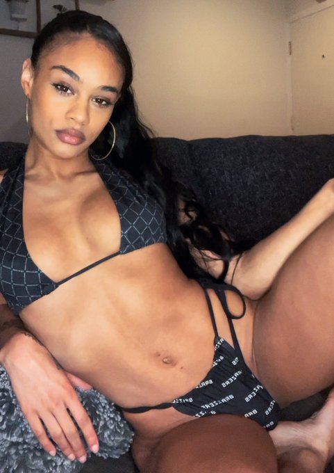 Baby doll 🖤  https://t.co/001TTUkaHG https://t.co/zvuVdsYFGQ