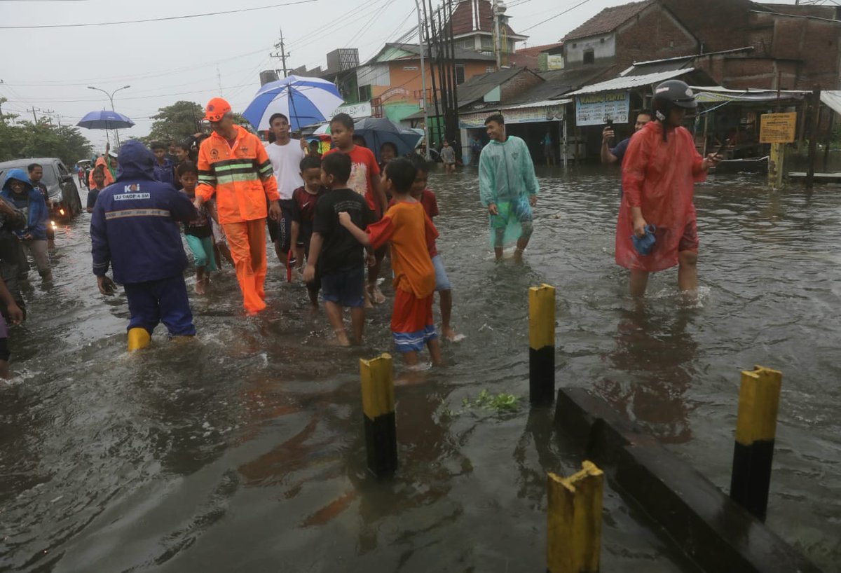 ganjarpranowo's tweet photo. Kita langsung mengecek dan mengerahkan petugas begitu hujan turun dgn intensitas yang sangat tinggi di kota semarang. 

Temen-temen bupati/walikota lgsg saya kontak utk siaga, dan segera menangani daerah rawan di wilayahnya. https://t.co/qpgX7uFi3M