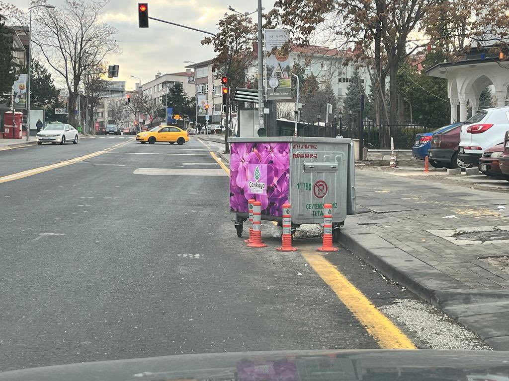 ikhurcan's tweet photo. Sayın @cankayabelediye yetkilileri, bu fotoğraf Hoşdere Caddesi’nden. Bu çöp kutuları cadde üzerine düzenli aralıklarla konmuş. Trafik için tehlike oluşturan bu kutuların mevzuatta yer alan hangi yol standardına göre yerleştirildiklerini açıklar mısınız, lütfen? Saygılarımla. https://t.co/SljPFcjx6P