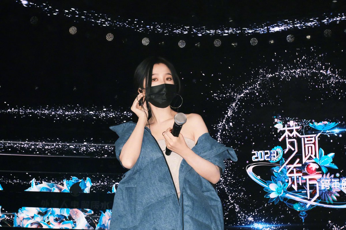 ESTHERYU_TH's tweet photo. 221231 | 虞书欣Esther Weibo (1)

Caption : เจอกันคืนนี้ 🎙️ 

#EstherYu​ #虞书欣 #อวี๋ซูซิน #YuShuXin https://t.co/LzV48Bf7Kb