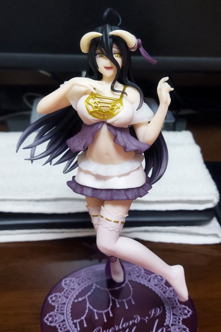 アルベドプライズフィギュア。スカート外せないのとワキに分割線が思いっきりあるのが残念。身体は何か斜め上に傾いてる感じ。塗装もちょっと汚れてる箇所あるかな。尻の食い込みだけは凄かった。 