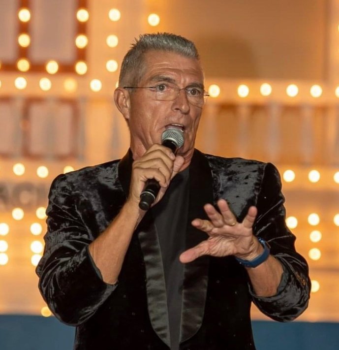 ManuelSarriac's tweet image. Queridísimos amigos, os deseo muchísima felicidad y muchísima salud para este 2023, y desde la Guardia Civil me recuerdan que lo de “beben y beben y vuelven a beber”, es para los peces en el río, para los demás son seis puntos.  Un abrazo enorme.