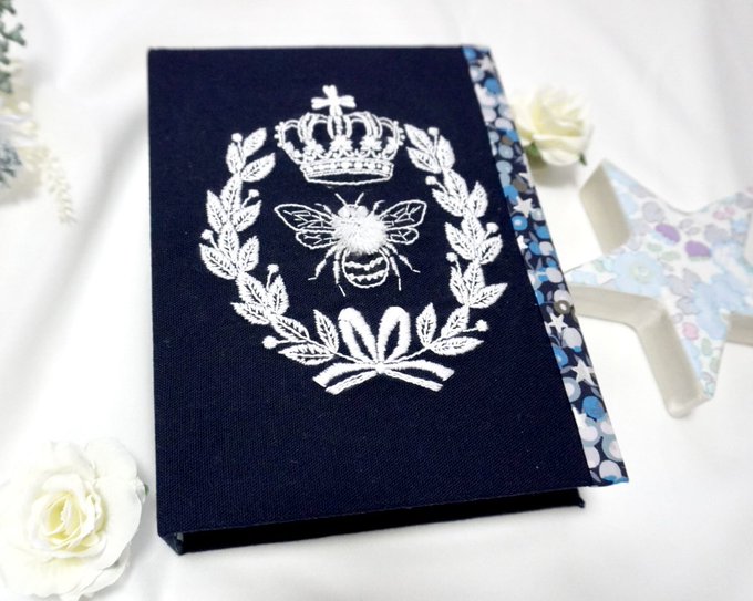 2022年刺繍納めホワイト刺繍のボックスこの図案一目ぼれすぎて本が届いてすぐ刺繍始めちゃった今年もたくさん作品見てくださってありがとうございました 