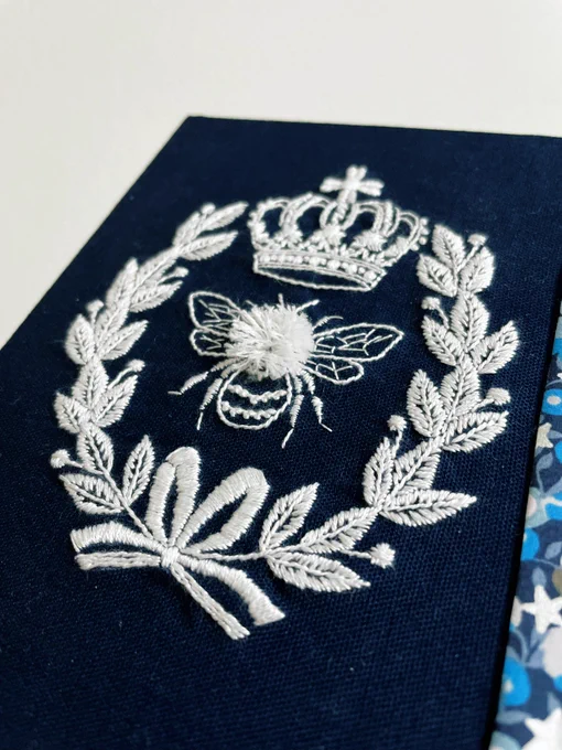 2022年刺繍納めホワイト刺繍のボックスこの図案一目ぼれすぎて本が届いてすぐ刺繍始めちゃった今年もたくさん作品見てくださってありがとうございました 