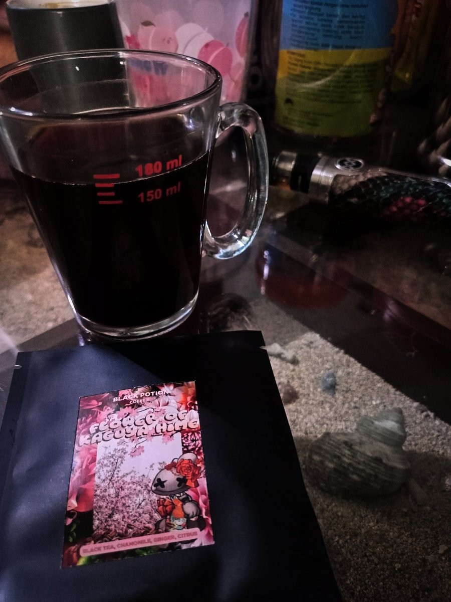 prastharjanto's tweet photo. flower of kaguya hime... 
nunggu dingin dulu,agar menemukan rasa unik dari varian ini..
kekentalan medium,pahit kopi sedikit terasa,keasaman hampir tidak terasa,ada sedikit rasa "sengar" dari citruss.
afrer taste nya ada rasa hangat jahe di tenggorokan.
#blackpotion
#Coffee https://t.co/RzwehHfWmD