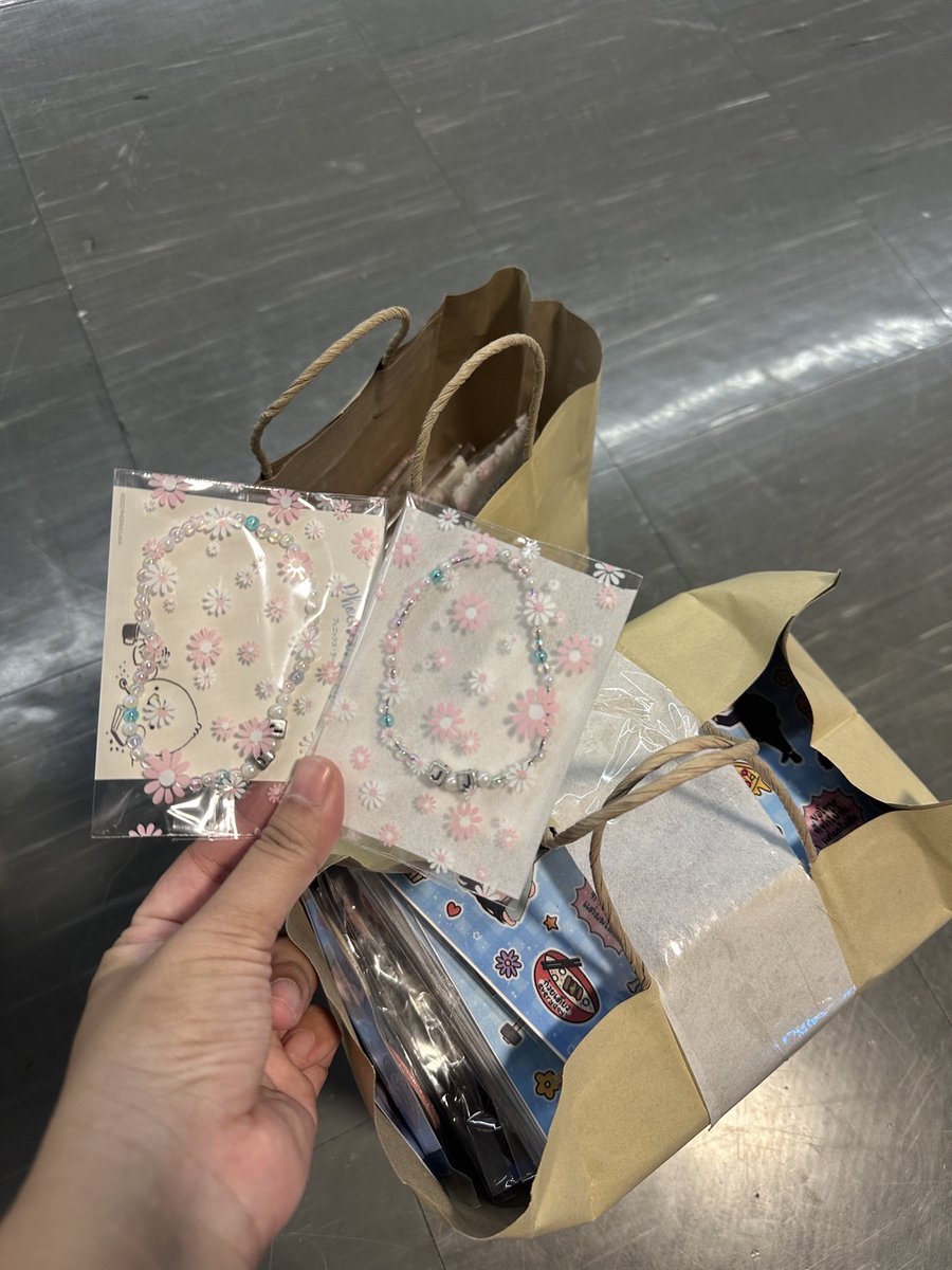 (📢) Give-A-Way #BeOnCloudNewYearParty 🌷

Recieve now!!!

☁️ Sticker 50 sets
🤍 Pin set 50 sets
📍4th floor Union mall until out of stock

<a href="/2Jkhunchalach/">2J.Eden7777</a>
#2JKhunchalach 

Thank you for all of your support🙆🏻‍♀️💖