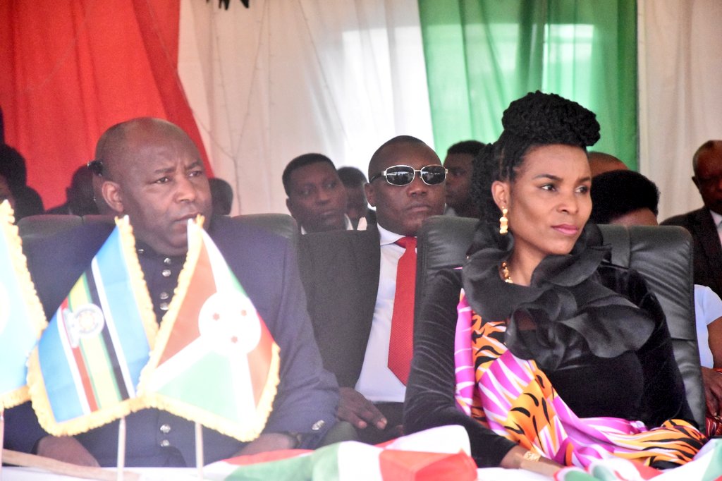 T_argos's tweet photo. Dernier jour ce samedi 31 décembre 2022 de la croisade organisée par la famille présidentielle en commune #Vumbi de la @KirundoProvince. Le président de la République du #Burundi @GeneralNeva accompagné de son épouse vient d’arriver au stade de la commune Vumbi
 #Abatwip https://t.co/476eDT3fxC