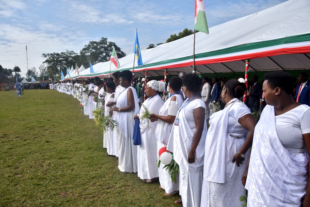 T_argos's tweet photo. Dernier jour ce samedi 31 décembre 2022 de la croisade organisée par la famille présidentielle en commune #Vumbi de la @KirundoProvince. Le président de la République du #Burundi @GeneralNeva accompagné de son épouse vient d’arriver au stade de la commune Vumbi
 #Abatwip https://t.co/476eDT3fxC