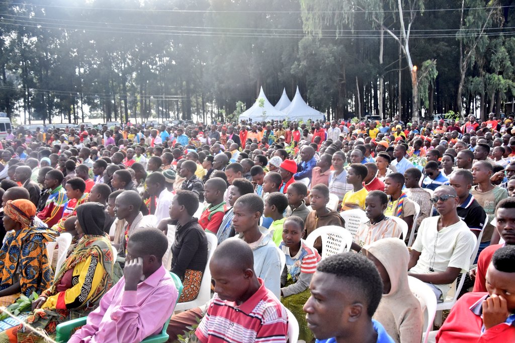 T_argos's tweet photo. Dernier jour ce samedi 31 décembre 2022 de la croisade organisée par la famille présidentielle en commune #Vumbi de la @KirundoProvince. Le président de la République du #Burundi @GeneralNeva accompagné de son épouse vient d’arriver au stade de la commune Vumbi
 #Abatwip https://t.co/476eDT3fxC