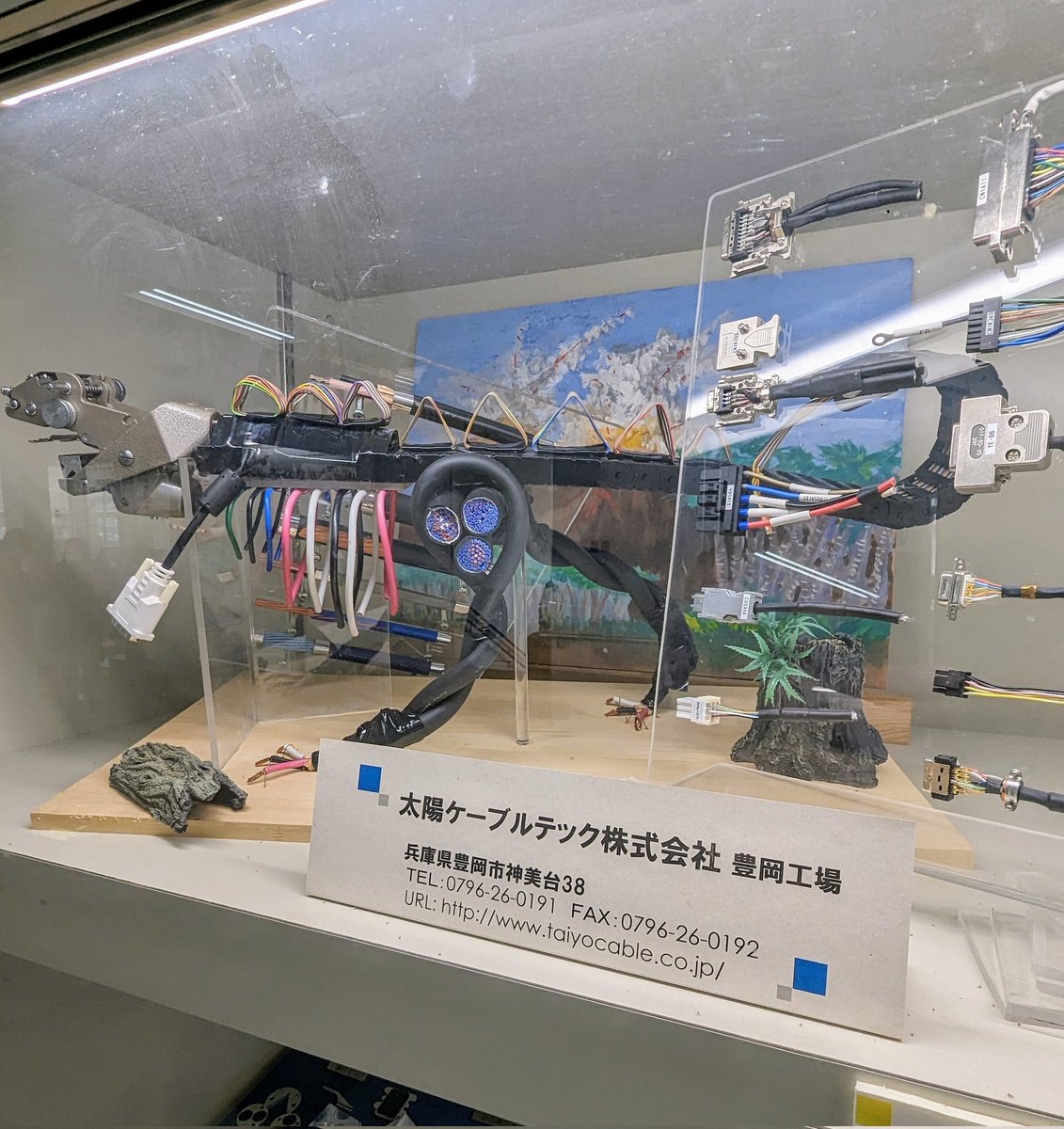 実家の最寄り駅にある地元の工業産品の展示コーナーにケーブルでできた恐竜を見つけ、ケブラッチョを思い出したり。