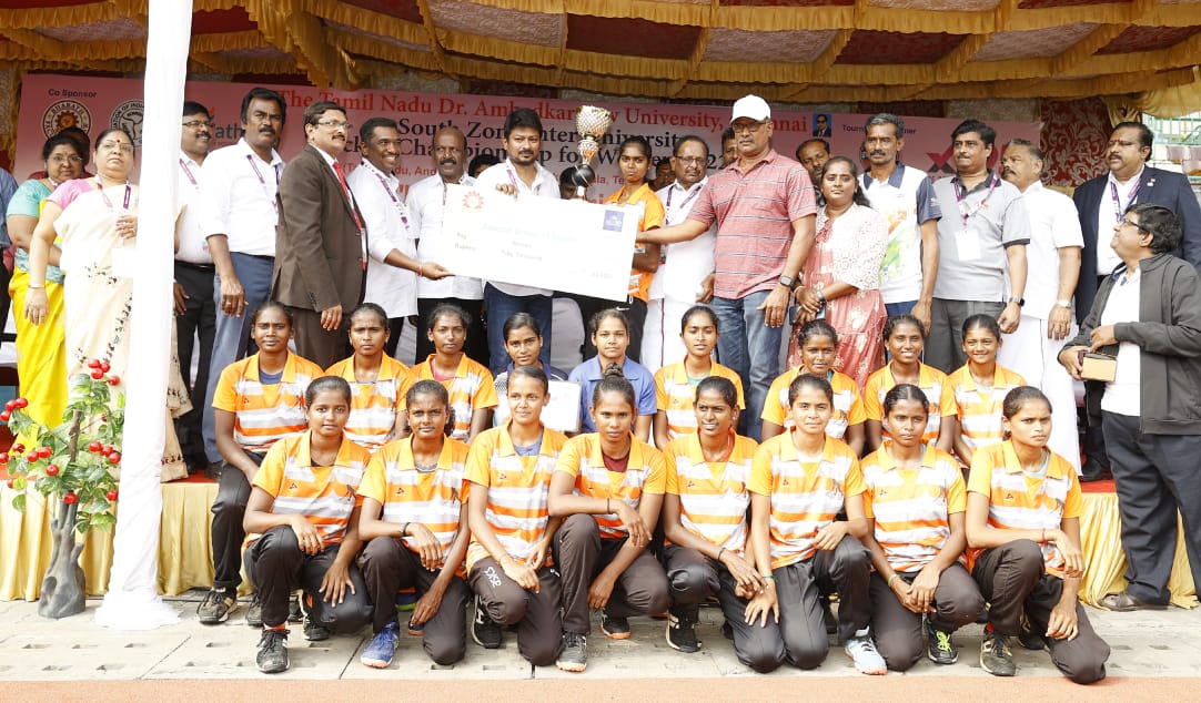 Udhaystalin's tweet photo. தென் மண்டல பல்கலைக்கழகங்களுக்கு இடையேயான மகளிர் ஹாக்கி போட்டிகள் தமிழ்நாடு டாக்டர் அம்பேத்கர் சட்டப் பல்கலைக்கழகம் சார்பில் நடைபெற்றன. மேயர் இராதாகிருஷ்ணன் மைதானத்தில் இன்று நடைபெற்ற அதன் நிறைவு விழாவில் கலந்து கொண்டு, வெற்றி பெற்ற அணிகளுக்குக் கோப்பைகளை வழங்கினோம். @regupathymla https://t.co/ga1z9ruKsK