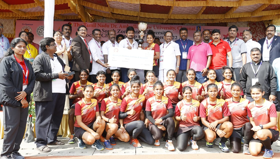 Udhaystalin's tweet photo. தென் மண்டல பல்கலைக்கழகங்களுக்கு இடையேயான மகளிர் ஹாக்கி போட்டிகள் தமிழ்நாடு டாக்டர் அம்பேத்கர் சட்டப் பல்கலைக்கழகம் சார்பில் நடைபெற்றன. மேயர் இராதாகிருஷ்ணன் மைதானத்தில் இன்று நடைபெற்ற அதன் நிறைவு விழாவில் கலந்து கொண்டு, வெற்றி பெற்ற அணிகளுக்குக் கோப்பைகளை வழங்கினோம். @regupathymla https://t.co/ga1z9ruKsK