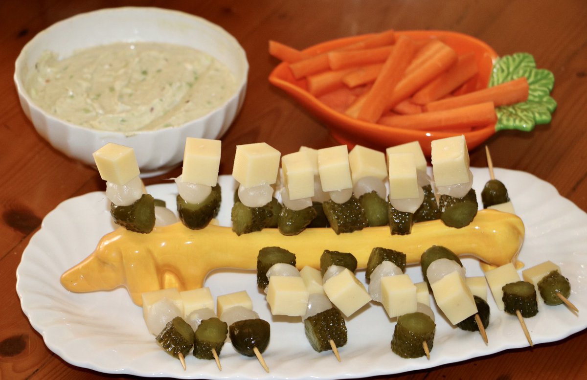 Clarissa_Thorpe's tweet photo. Vintage-style hors d’oeuvres on the menu for #newyearseve Great way to appreciate the past &amp; look forward to 2023. #Canberra #Retrofood https://t.co/qrCzHxTRTT