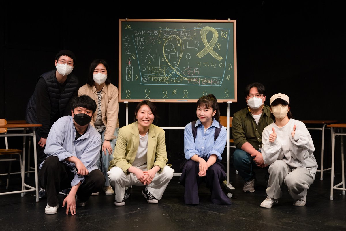 elephantroom_'s tweet photo. 아직 정해진 것은 없지만, 아마 다시 엘리펀트룸이라는 이름으로 새로운 극장에서 뵐 수 있겠지요. 낯선 공간과 낯선 작업으로 또 다시 뵐 수 있기를 바래요. 너무 멀지 않은 때에.
그때까지 모두 건강하시길요! 극장에서, 극장 밖에서.
올 한 해도 많은 분들의 사랑과 도움을 받았습니다. 감사해요. https://t.co/kixyRarQpb