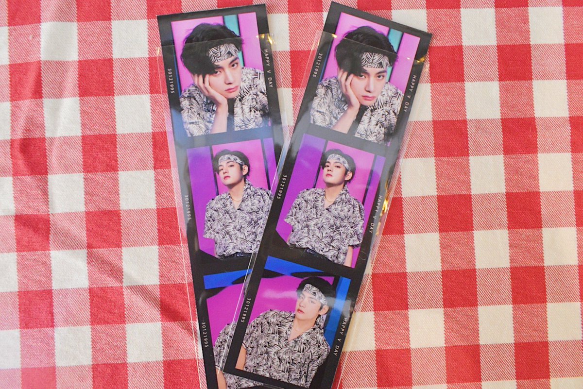 📣 เริ่มแจกแล้วน้าา สำหรับPosterโปรเจควันเกิด #JIN #SEOKJIN &amp; #V #TAEHYUNG #BTS 
มีSticker bookmarkจากร้านFatBearแจกให้คนที่มารับด้วยนะคะ🥰💜

📍อย่าลืมถ่ายรูปสวยๆแล้วติดแฮชแท็ก #HappyJINday #HappyBirthdayJin #JINDAY #HAPPYVDAY #HappyBirthdayTaehyung #TAEHYUNGDAY กันเยอะๆน้าา💜💜