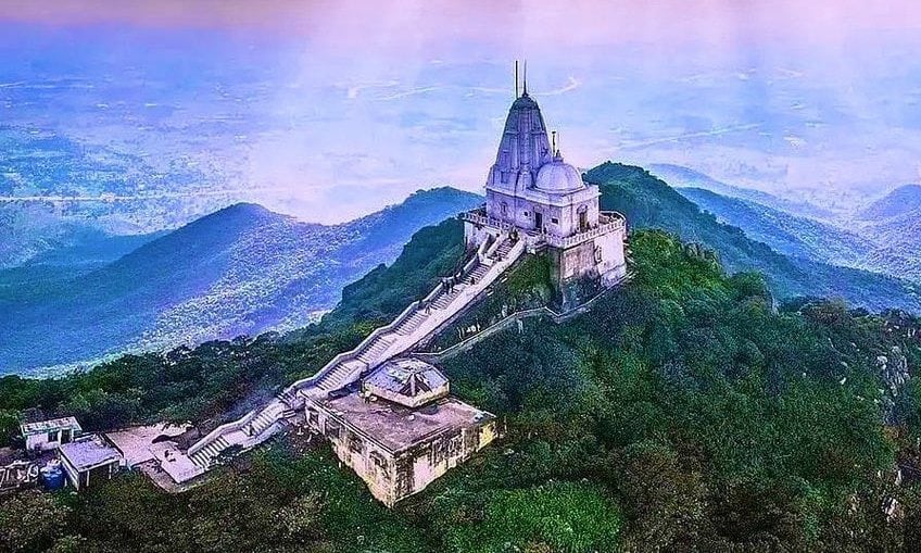 HJSKarnataka's tweet photo. Sammed Shikharji is a holy place for the Jain community

But ironically, the Jharkhand Government has declared it a tourist place

This will allow the tourists to visit the holy place for fun &amp; entertainment &amp; will disturb the holiness of the place

#DeclareShikharJiPavitraTirth https://t.co/30Du1yCnR6