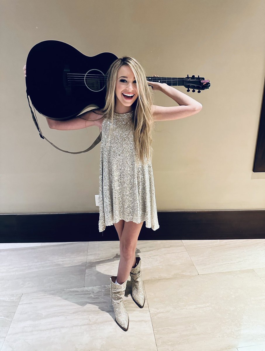 Wishing✨you a blessed new year! Stay safe out there! 😉 #brooklynsummercountry 🤘🏼 #youngnashville #newyears2023 #martinguitar #nashvillecutie