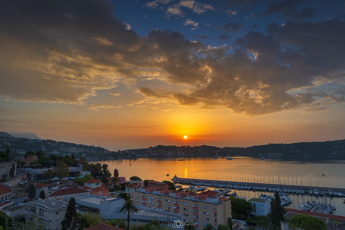 Dernier lever de soleil 2022 

#CotedAzurFrance #DirectMétéo #ILoveNice #ExploreNiceCotedAzur #FrenchRiviera #Photography #MeteoFrance #Landscapes #MétéoFrance #VillefrancheSurMer #GoldenHour #Sunrise #NiSiFrance #CamaraNice