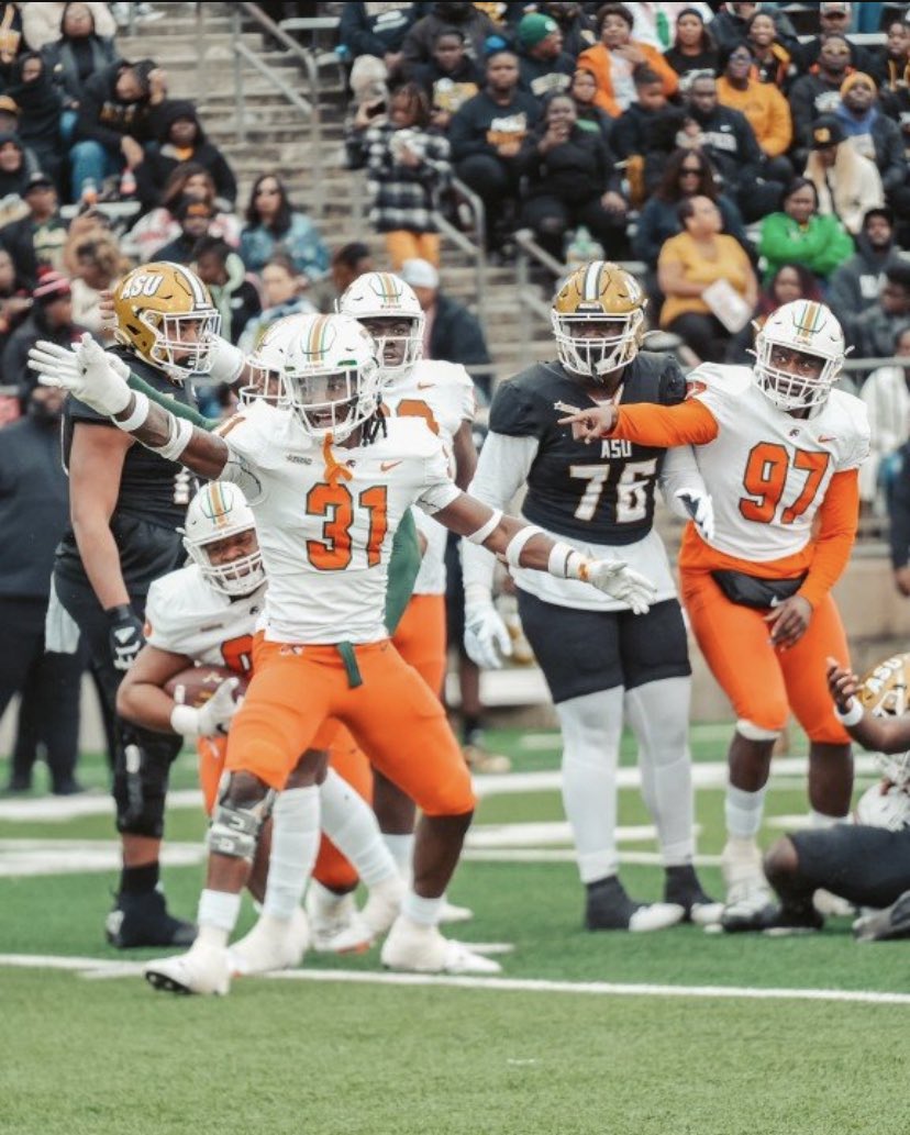 ks_era3's tweet photo. 2022 taught me with prayer,hard work and faith you can do anything but most importantly you have to trust gods timing and know he’s always on time 🙏🏾 going into 2023 nothing from 2022 matters anymore, always be where your feet are! And always remain humble…. Timewilltell ⏳ https://t.co/zQlewABf3V
