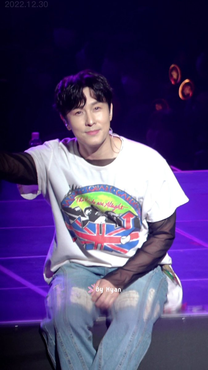 HyaN324's tweet photo. https://t.co/AsnSctGmUM
221230 SHINHWA신화WDJ 콘서트_김동완_손수건 ❤ https://t.co/b0zTfKAnCS