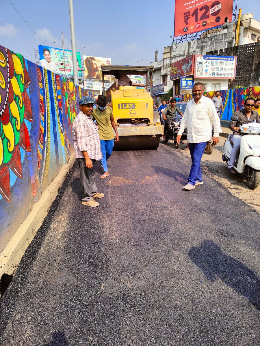 RMCoffice's tweet photo. BT road patchwork is in progress at Jampeta bridge.
#Potholerepair #BTPatchWork #Roadworks #rajamahendravaram #Rajahmundry @egodavarigoap @CDMA_Municipal @AndhraPradeshCM https://t.co/XR8MyZnNs1