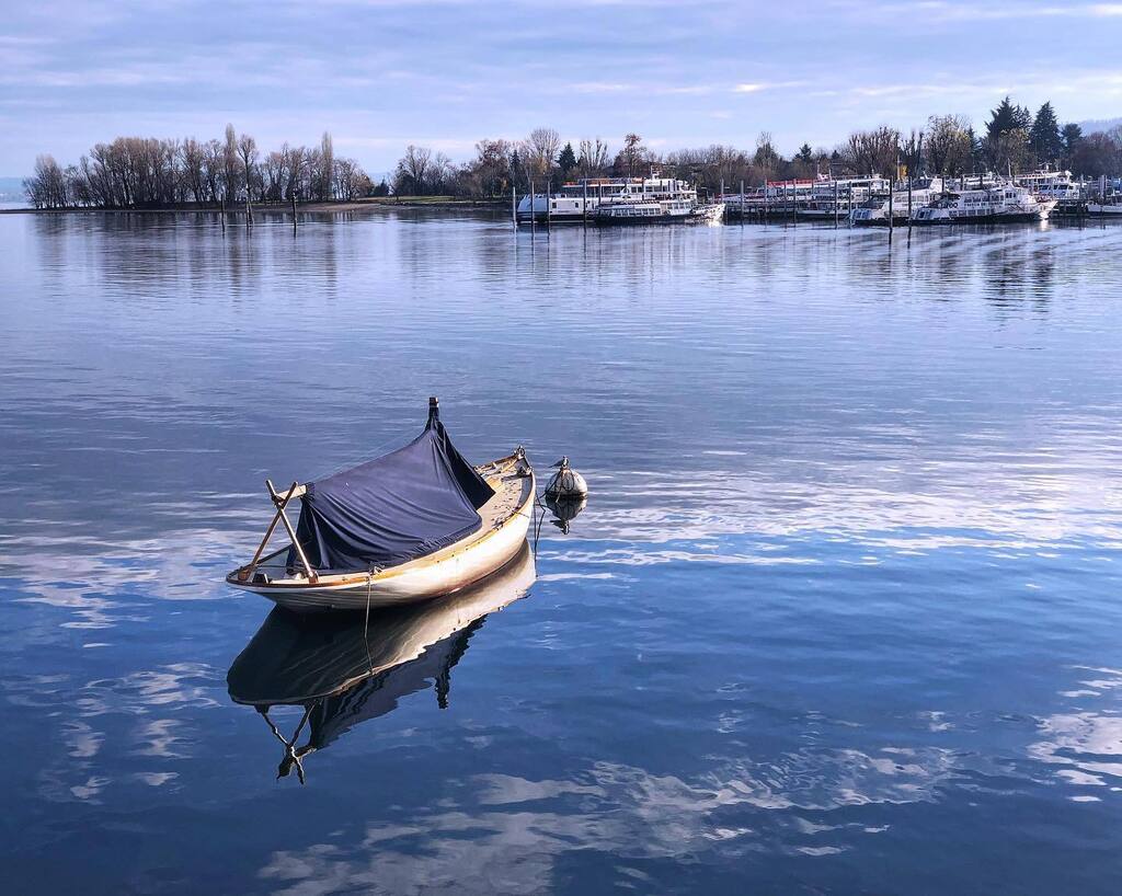 #aronatale 
•
•
•
•
#arona #aronalake #aronatale2022 #xmas2022 #natale2022 #fine2022 #lagomaggiore #lagomaggioreitalia #lagomaggiorelovers #piemonteturismo #piemonte_super_pics #piemonte_illife #piemonte_cartoline #boats #boat #reflection #reflection… instagr.am/p/Cm0umXjoyVE/