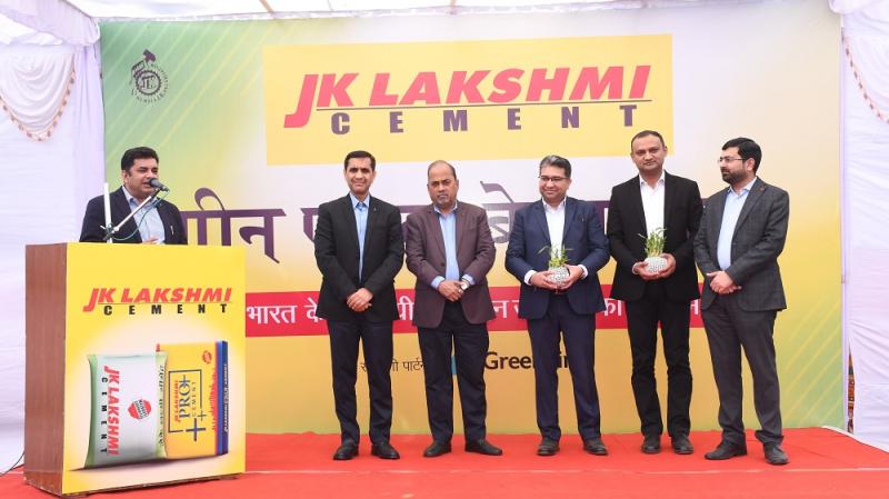 RPRealtyPlus's tweet photo. JK LAKSHMI CEMENT TIES-UP WITH GREENLINE LOGISTICS
To read full news, click here - https://t.co/mxUBmZKmEq
#RPBrandSync #JKLakshmi @JKLCofficial #Greenline #Logistics #CO2 #Emissions #ArunShukla #AnandMimani #ESG #Environmental #Social #Governance #LNG #Trucks #Sustainable https://t.co/Pt2sxLdT4G