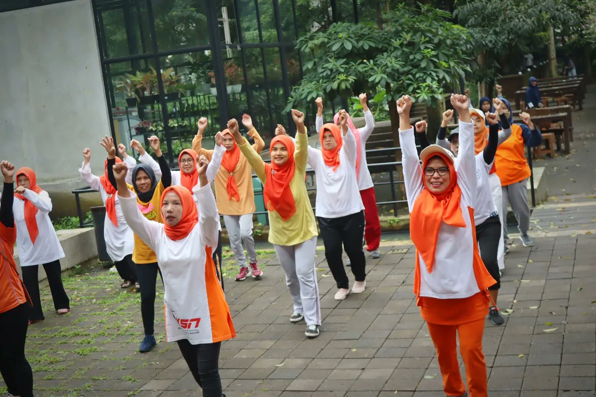 tehannamf's tweet photo. Bahagia itu......
Yang pasti saat kumpul ama "emak-emak"😁
*moment senam Sindang rasa, Botim
#sehat #senamnusantara #sehatbugar #bahagiaitusederhana https://t.co/C21BNHbRq4