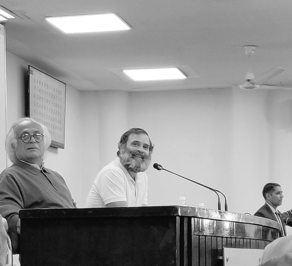 pankhuripathak's tweet image. भक्त फैला रहे थे कि राहुल जी विदेश जा रहे हैं,
ये तो यहीं भाजपा की छाती पर मूंग दल रहे हैं !