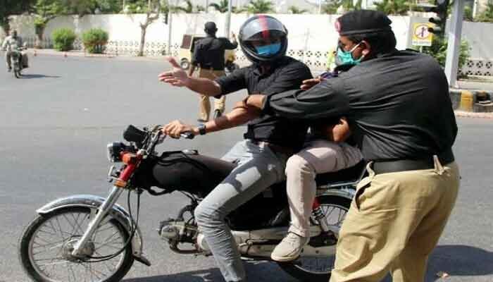 ahmedfaridi2's tweet photo. شہری ہوجائیں ہوشیار
کراچی میں موٹر سائیکل کی ڈبل سواری پر 2روز کیلئے پابندی عائد کردی گئی ہے
کمشنر کراچی اقبال میمن کی جانب سے جاری ہدایت نامے میں کہا گیا ہے کہ کراچی میں 31دسمبر سے 1جنوری تک ڈبل سواری پر پابندی ہوگی۔
#Karachi #Breaking_News #NewsAlert #Motorcycle #DoubleRide https://t.co/YHGaZIrBSv