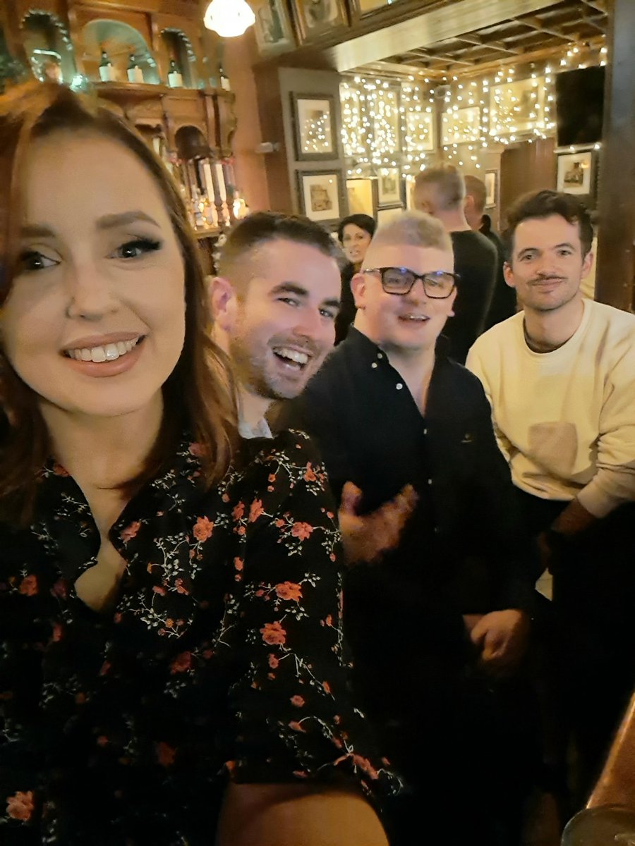 The Beaumont Christmas reunion 🥰 @RonanAndrewMcL1 @DrDavidMcMahon @michaelconroy Cheers to these guys who made my first registrar year one to remember!