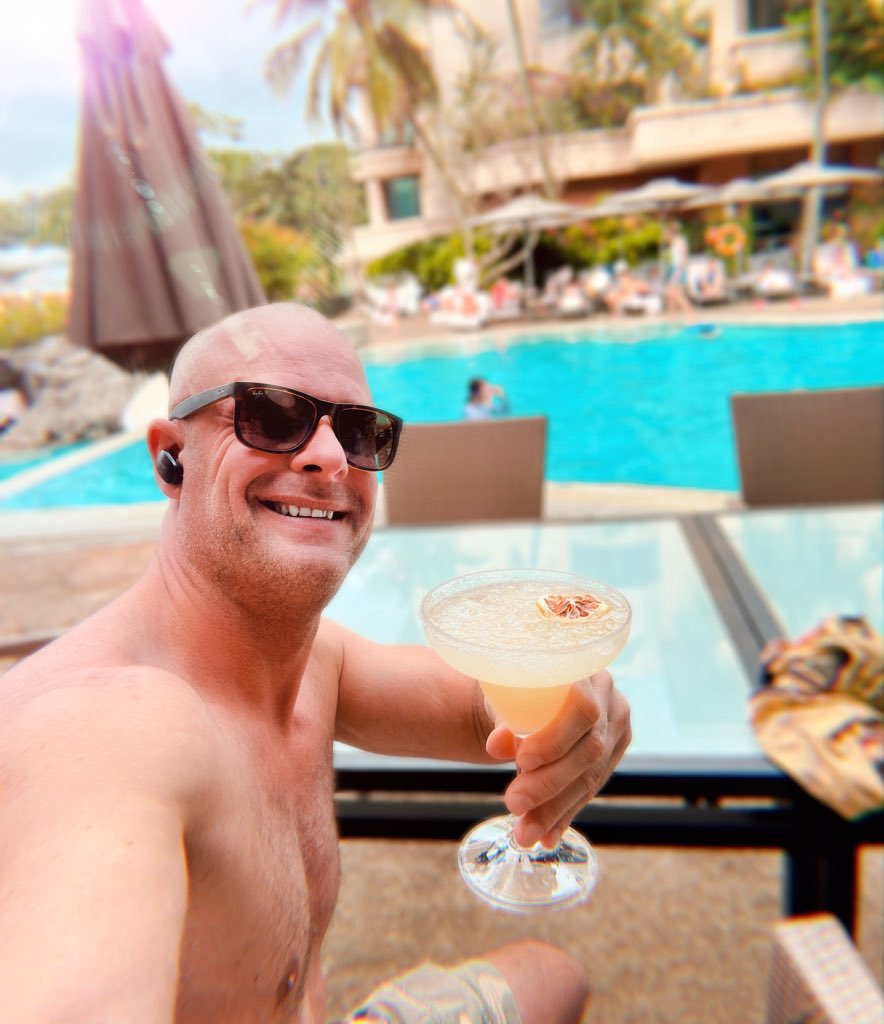 Preparing my set for tonight 🤩🤩🤩, hope you all have a great last day of the year, for those that are in Singapore, I’ll see you tonight at Zouk!!
@capitalzouksg ##
@crewklm 
@klm