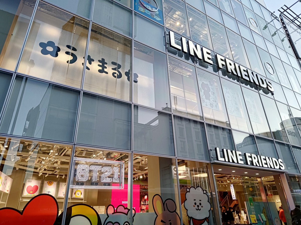 nyaomic's tweet photo. 原宿のLINEフレンズフラッグシップストア。4年9ヶ月の間にうさまるマートやちひちびのおへやなどなどたくさんのイベントやフェアがあり楽しい運営をしてくださって本当にありがとうございました(´；∞；｀) いつかの復活を期待しつつ、拍手でお見送りしました👏👏👏
#LINEFRIENDSSTORE
#うさまる https://t.co/VZgPlnC8vT
