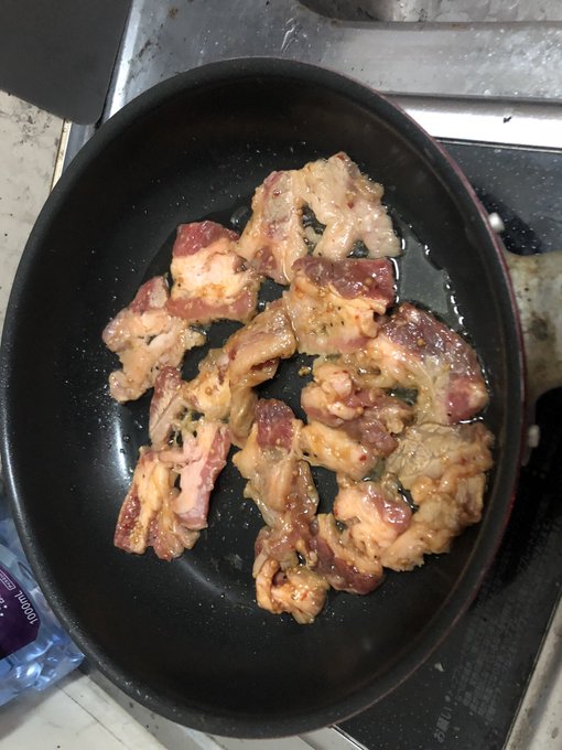 100g200円の牛バラ肉を焼いている 