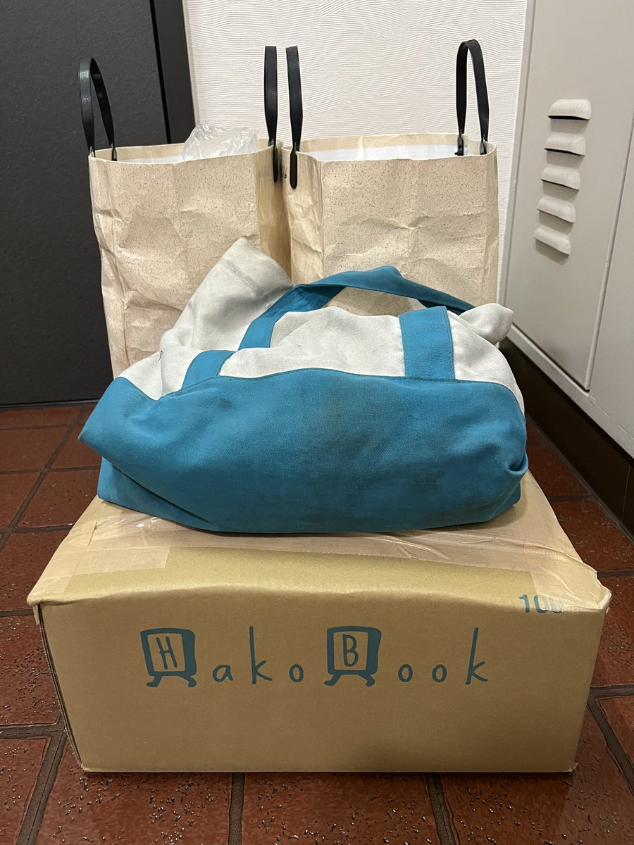 kinmanshouji's tweet photo. 帰宅すると、時間昨日ゆうパックで送った荷物が到着していた。丸２日足を棒にして歩き回った収穫のほぼすべて。#CM101 #C101 https://t.co/8uZivgDN0P