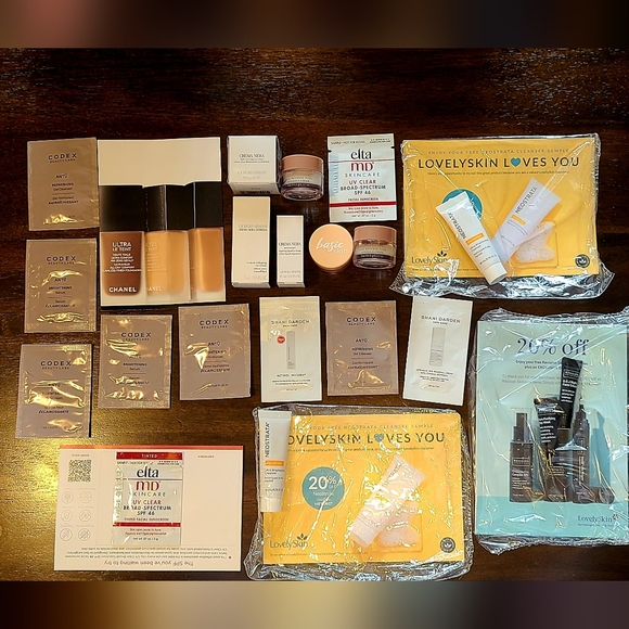 sabrinagafken's tweet photo. So good I had to share! Check out all the items I'm loving on @Poshmarkapp #poshmark #fashion #style #shopmycloset #tweeds #wolfcircus #sephora: https://t.co/YlGJuW6e4h https://t.co/8XMXKVCmBd