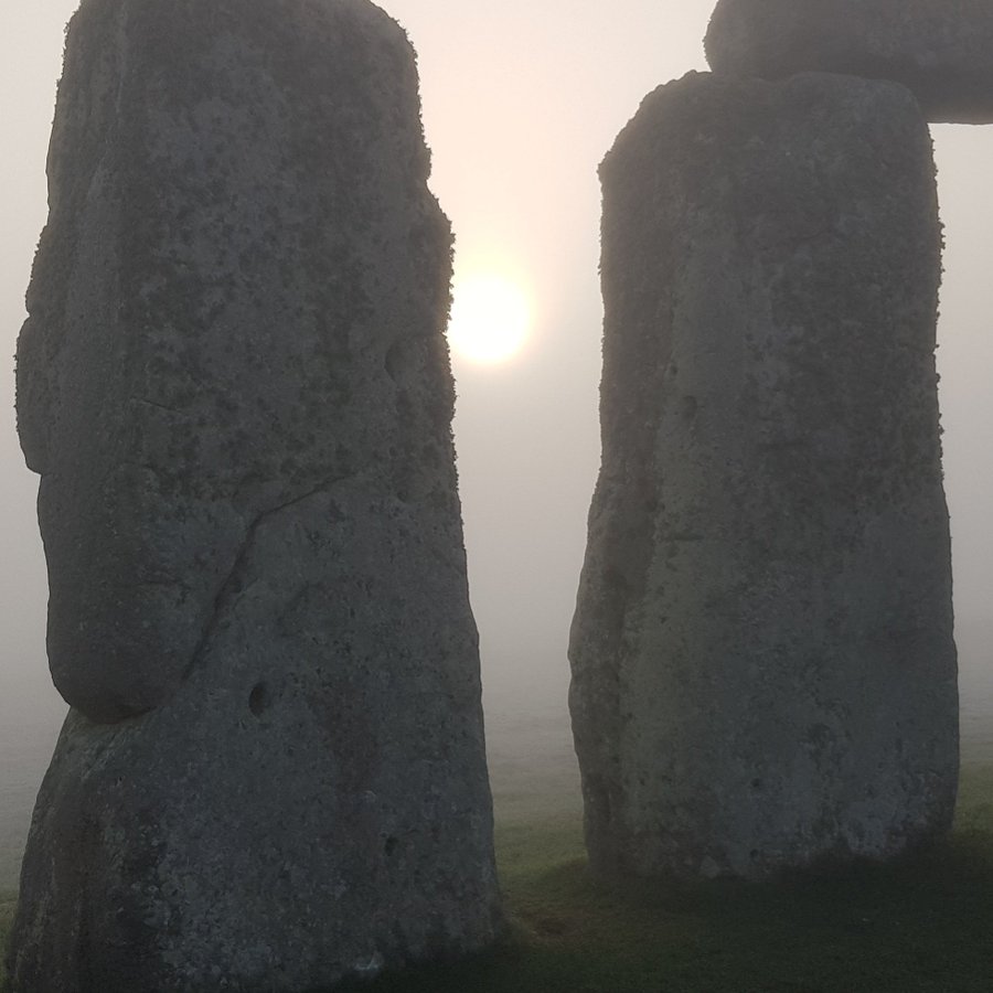 ST0NEHENGE's tweet photo. Sunrise at Stonehenge today (31st December) was at 8.11am, sunset is at 4.09pm ☁️ https://t.co/FPGnpstGae